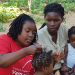 Lady multi-tasking during the HF @ Bairro Mahotas - 15.9